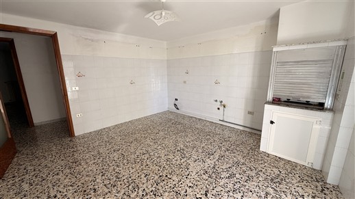Appartamento Al Piano Ammezzato Di 2 Vani Oltre Accessori. Doppia Esposizione.